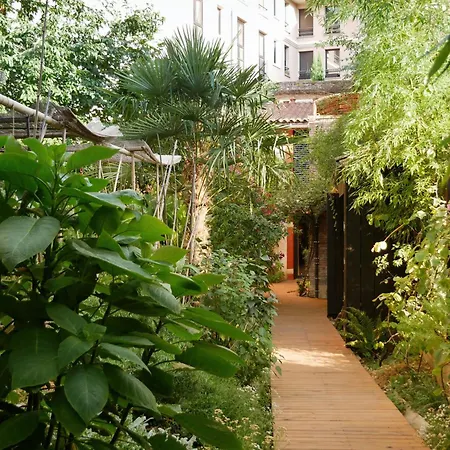 Le Du Tigre, Adresse De Charme Avec Terrasse Et Jardin Secret, Au Cœur De *